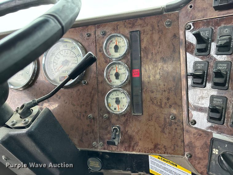 image for item EV3075 2007 International 9900i semi truck