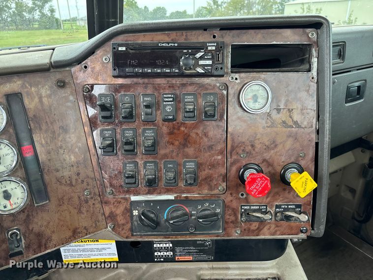 image for item EV3075 2007 International 9900i semi truck