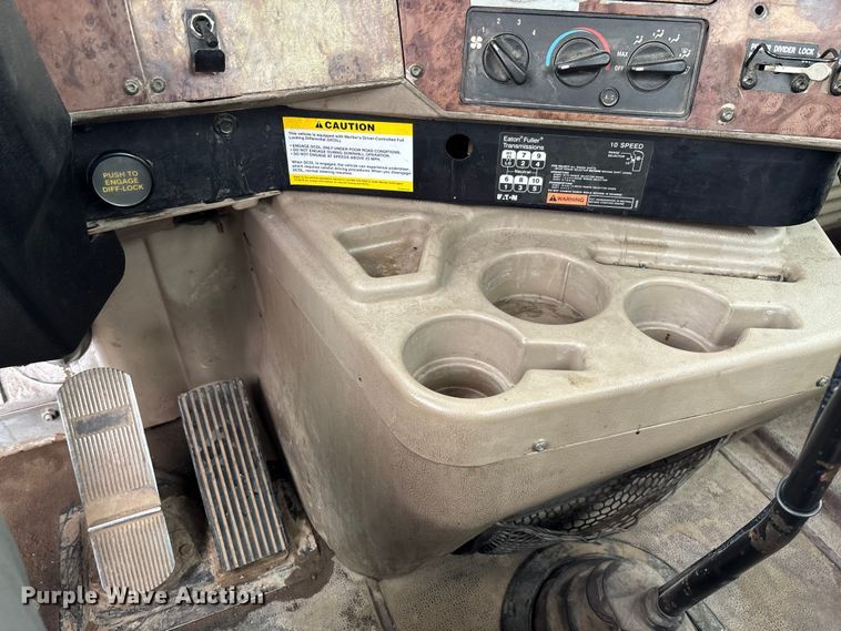 image for item EV3075 2007 International 9900i semi truck