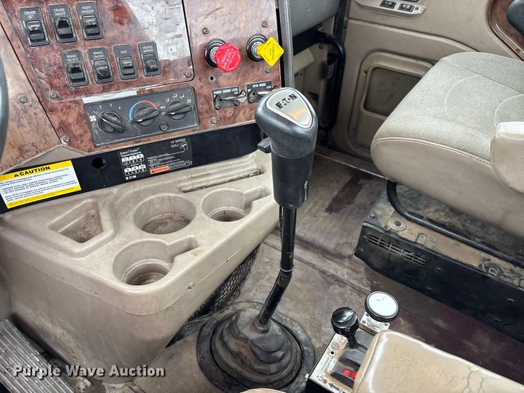 image for item EV3075 2007 International 9900i semi truck