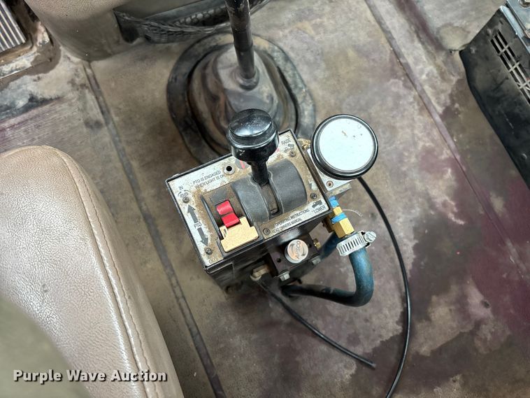 image for item EV3075 2007 International 9900i semi truck