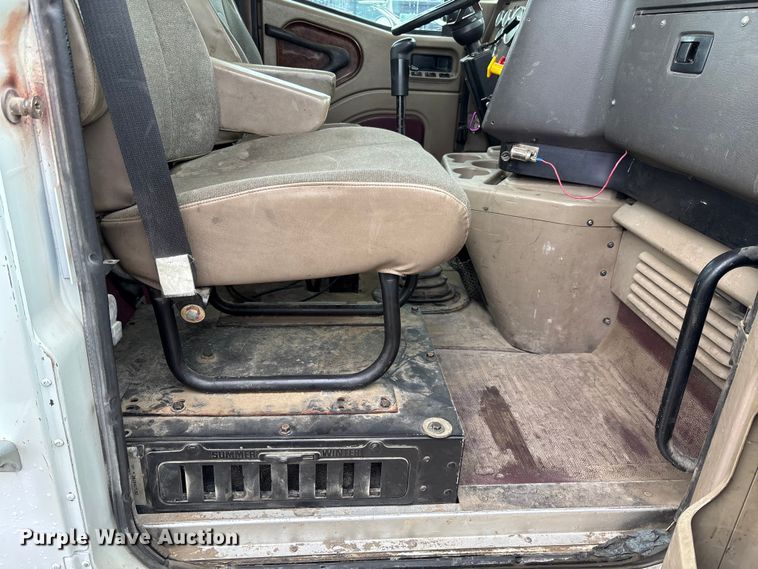 image for item EV3075 2007 International 9900i semi truck