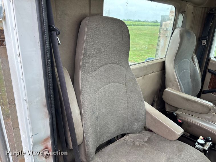 image for item EV3075 2007 International 9900i semi truck