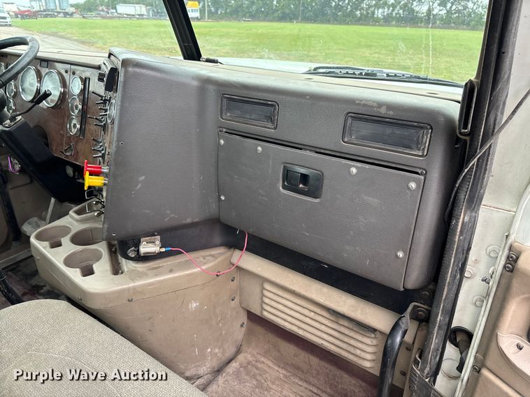 image for item EV3075 2007 International 9900i semi truck