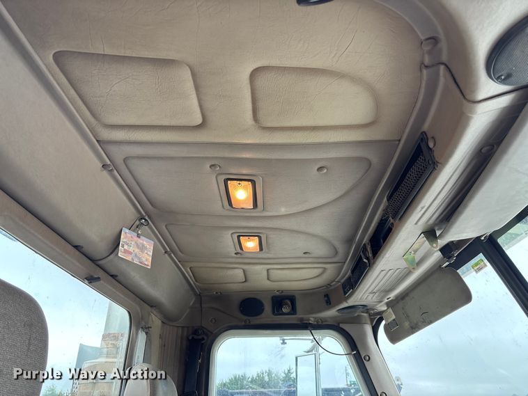 image for item EV3075 2007 International 9900i semi truck