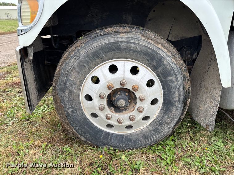 image for item EV3075 2007 International 9900i semi truck