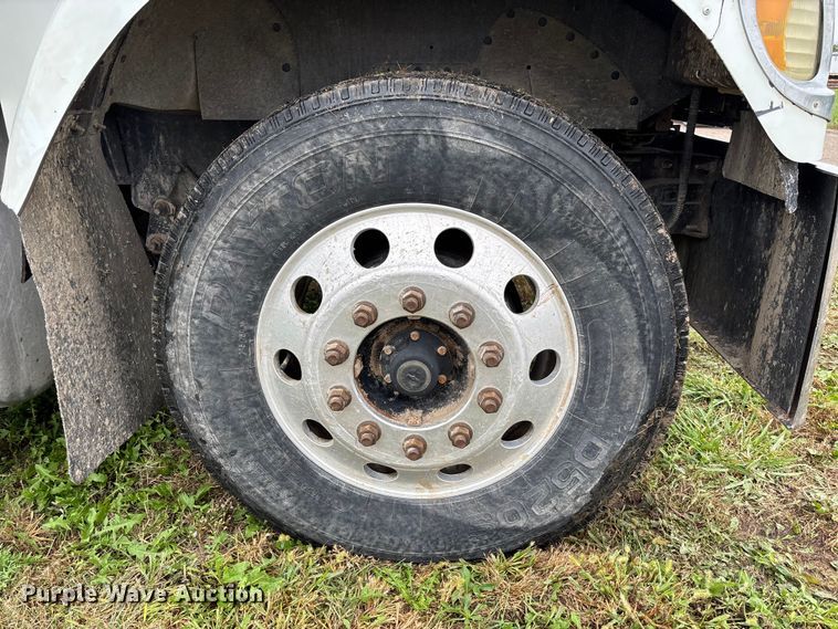 image for item EV3075 2007 International 9900i semi truck