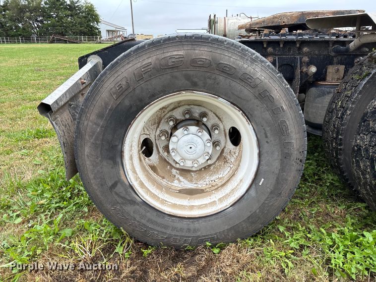 image for item EV3075 2007 International 9900i semi truck