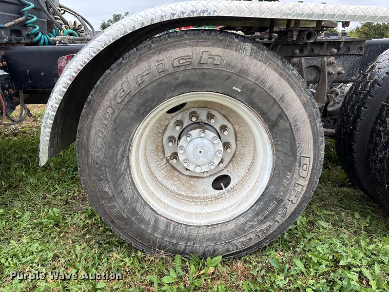 image for item EV3075 2007 International 9900i semi truck