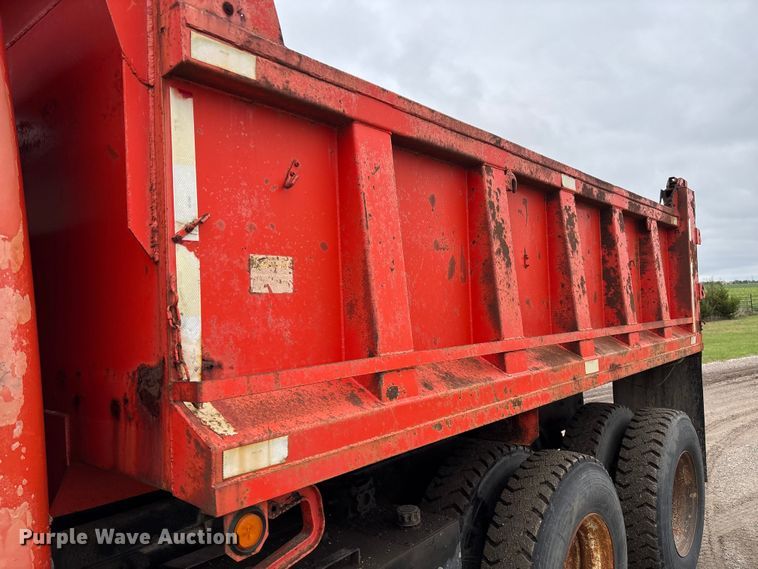 image for item EV3078 1991 International 4900 dump truck