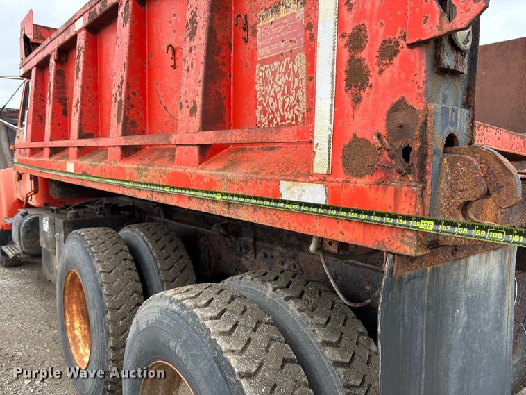 image for item EV3078 1991 International 4900 dump truck