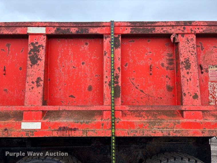 image for item EV3078 1991 International 4900 dump truck