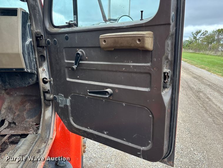 image for item EV3078 1991 International 4900 dump truck