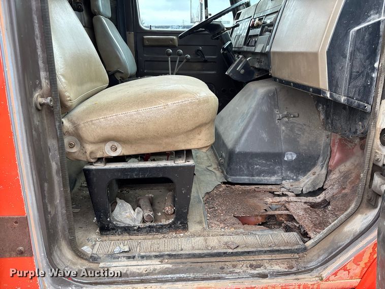 image for item EV3078 1991 International 4900 dump truck