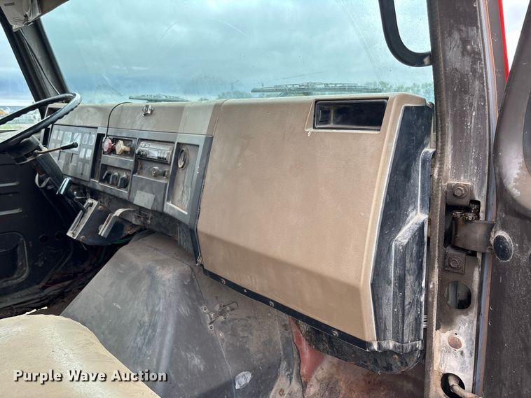 image for item EV3078 1991 International 4900 dump truck