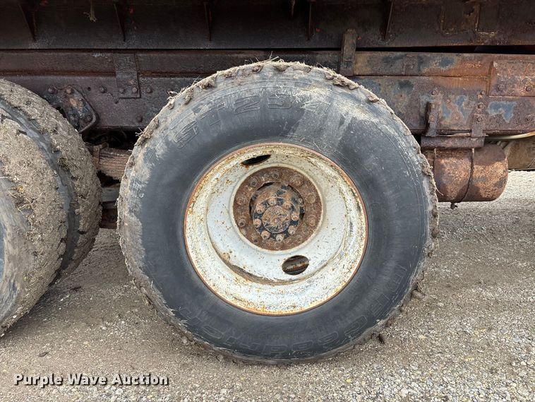 image for item EV3078 1991 International 4900 dump truck