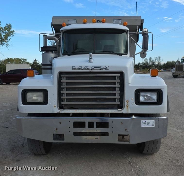 image for item FI0594 1997 Mack RD688S dump truck