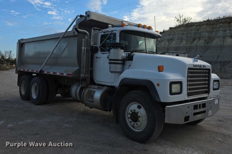 image for item FI0594 1997 Mack RD688S dump truck