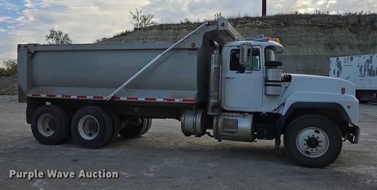 image for item FI0594 1997 Mack RD688S dump truck