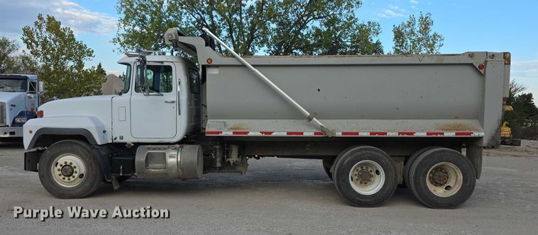 image for item FI0594 1997 Mack RD688S dump truck