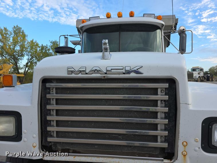 image for item FI0594 1997 Mack RD688S dump truck