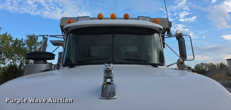 image for item FI0594 1997 Mack RD688S dump truck