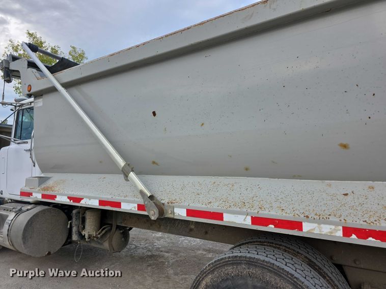 image for item FI0594 1997 Mack RD688S dump truck