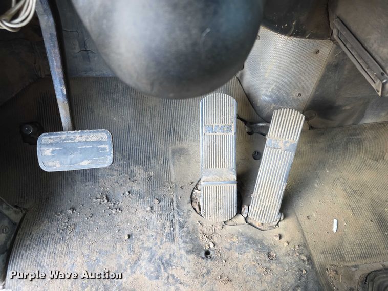 image for item FI0594 1997 Mack RD688S dump truck