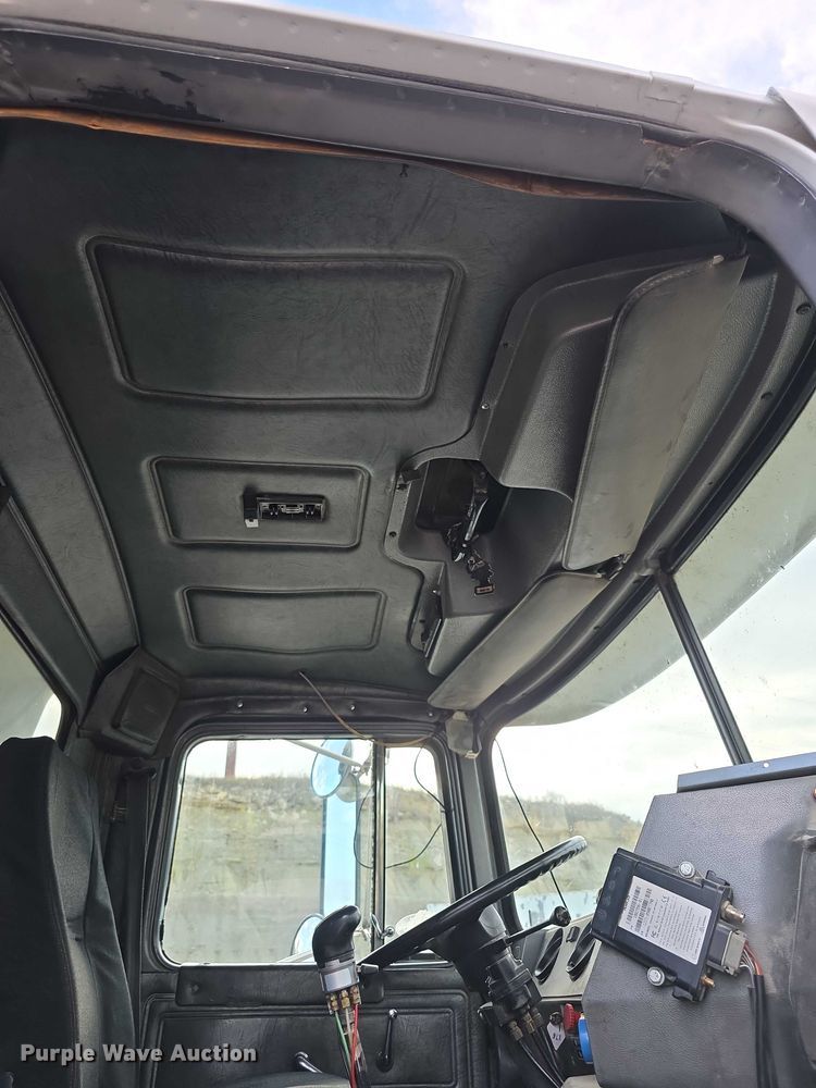 image for item FI0594 1997 Mack RD688S dump truck