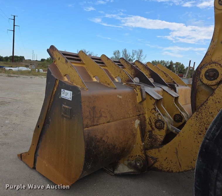 image for item FI0595 1997 Caterpillar 988F wheel loader