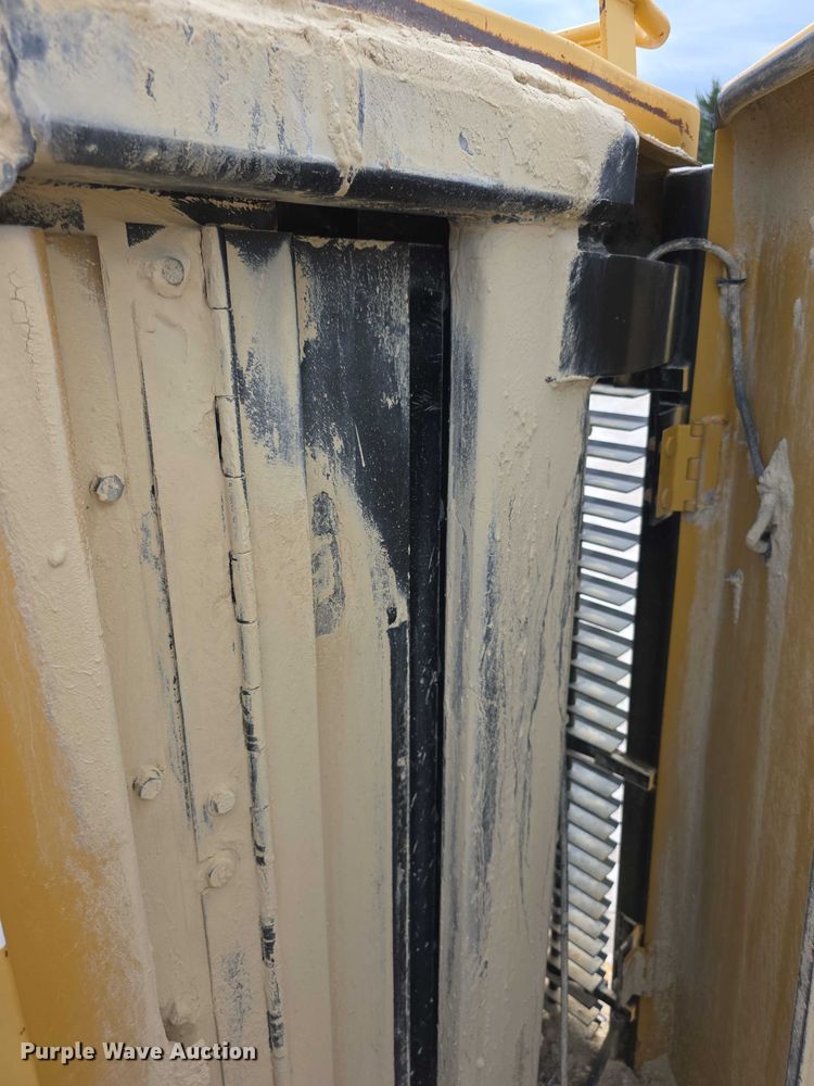 image for item FI0595 1997 Caterpillar 988F wheel loader