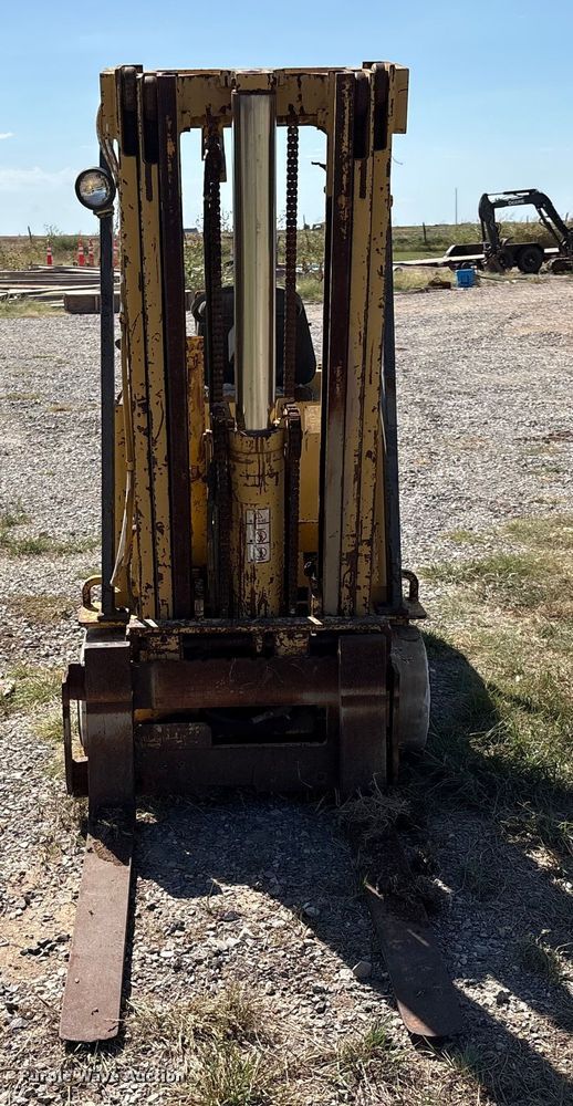 image for item IE9225 Caterpillar T40C forklift