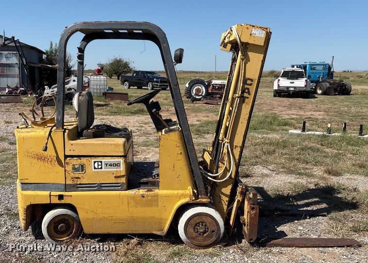 image for item IE9225 Caterpillar T40C forklift