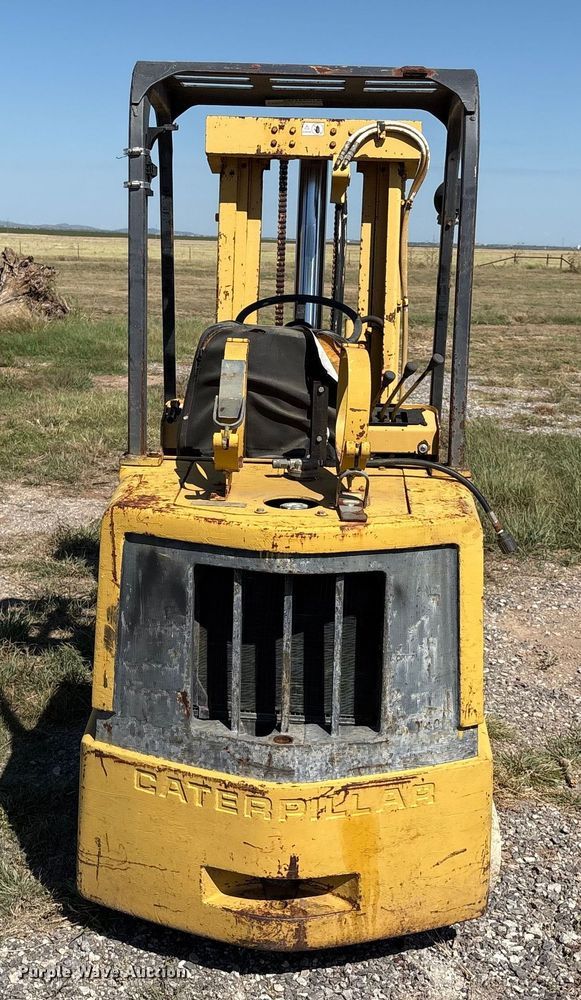 image for item IE9225 Caterpillar T40C forklift