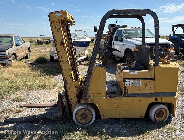 image for item IE9225 Caterpillar T40C forklift