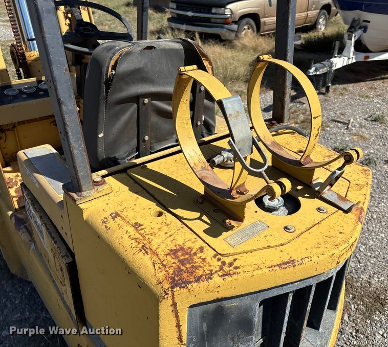 image for item IE9225 Caterpillar T40C forklift