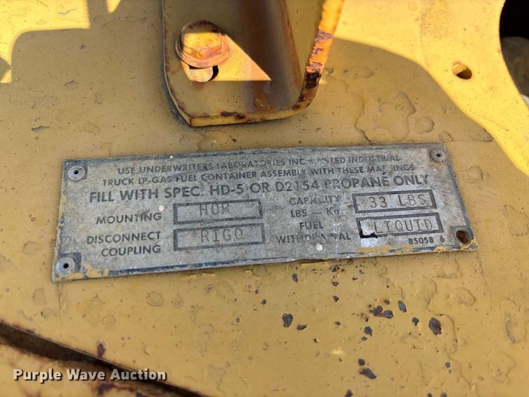 image for item IE9225 Caterpillar T40C forklift