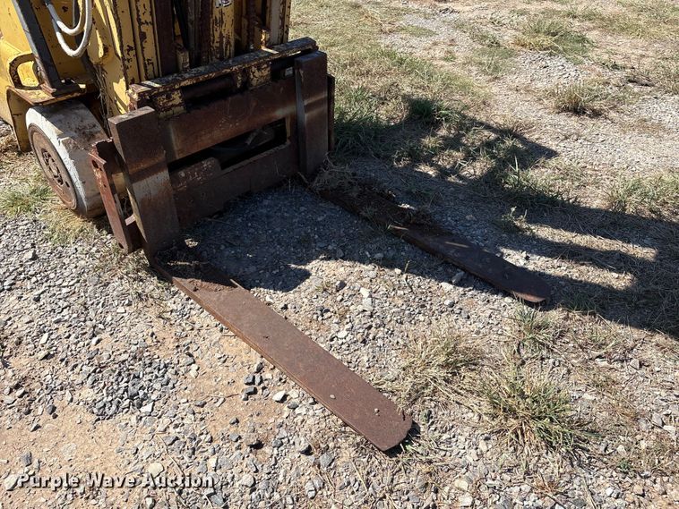 image for item IE9225 Caterpillar T40C forklift