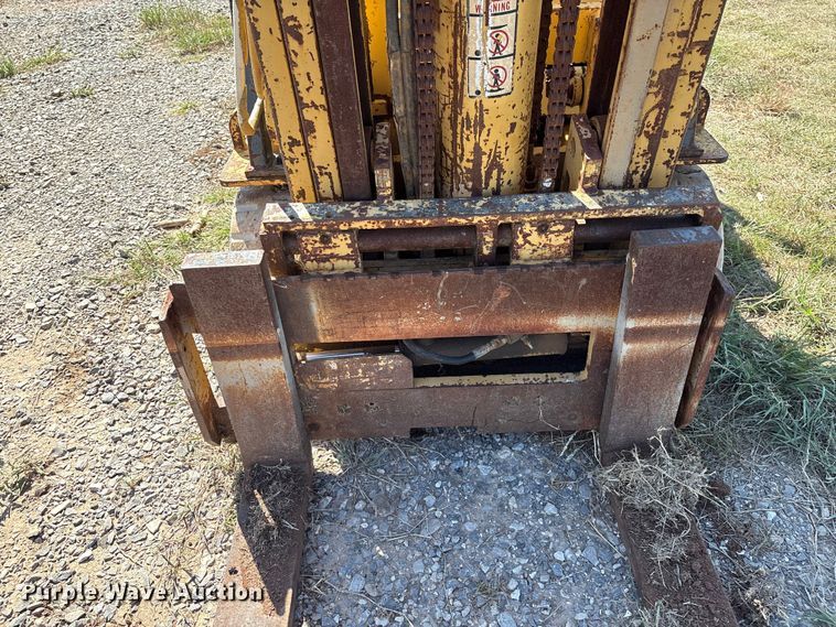 image for item IE9225 Caterpillar T40C forklift