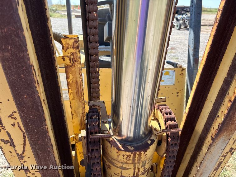 image for item IE9225 Caterpillar T40C forklift