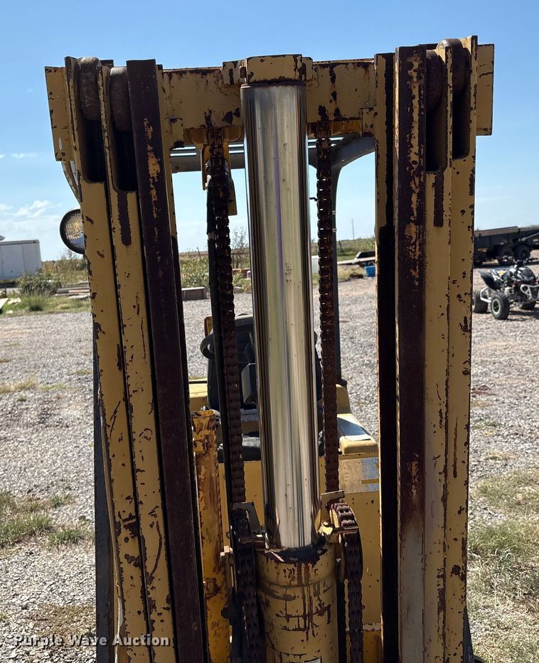 image for item IE9225 Caterpillar T40C forklift