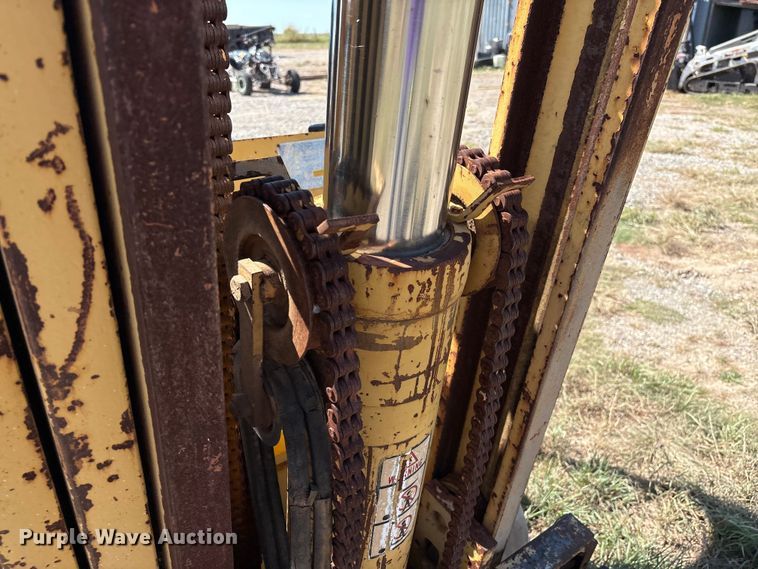 image for item IE9225 Caterpillar T40C forklift