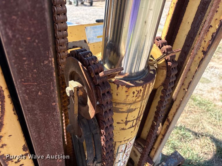 image for item IE9225 Caterpillar T40C forklift