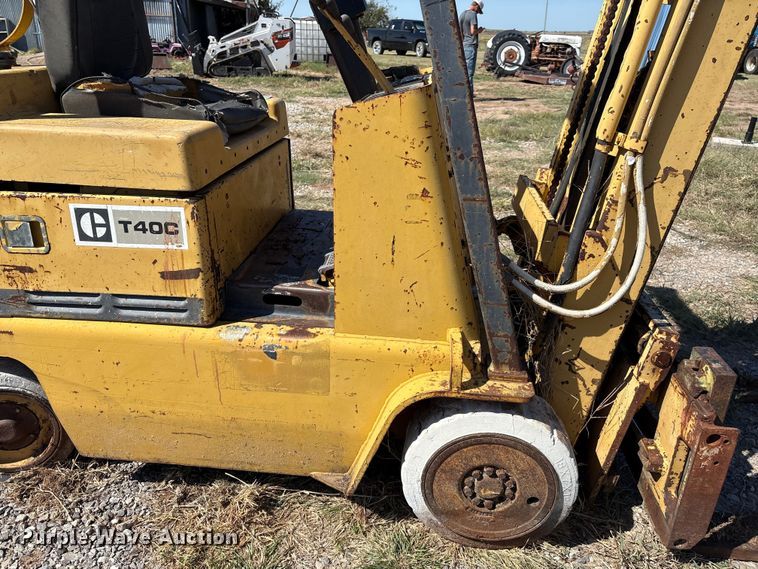 image for item IE9225 Caterpillar T40C forklift