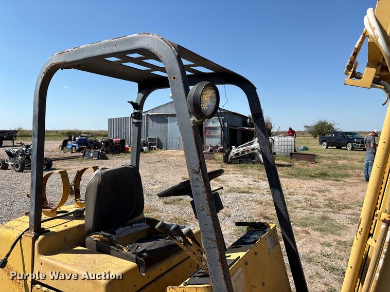 image for item IE9225 Caterpillar T40C forklift