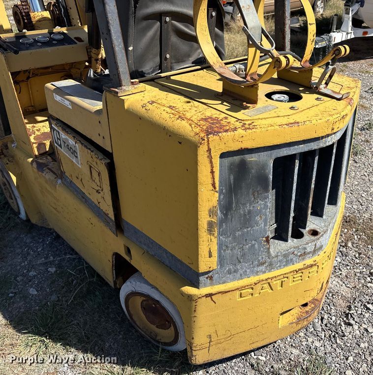 image for item IE9225 Caterpillar T40C forklift