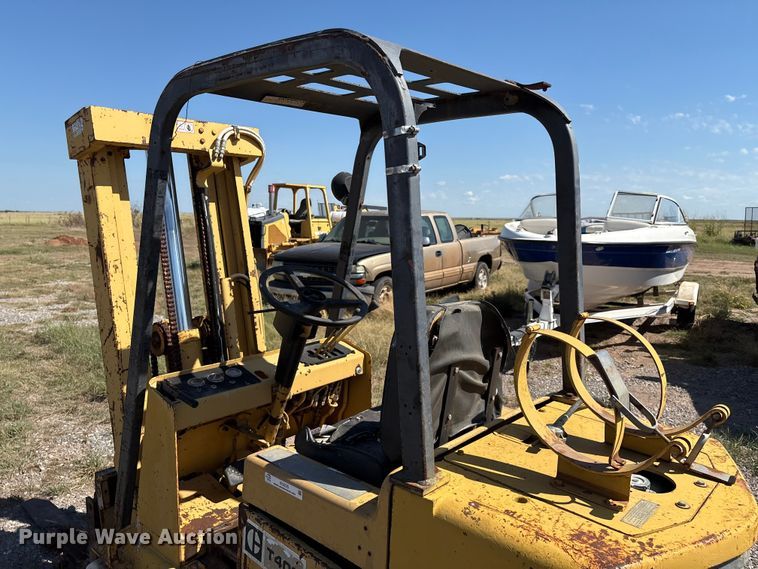 image for item IE9225 Caterpillar T40C forklift