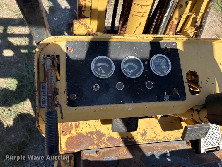 image for item IE9225 Caterpillar T40C forklift