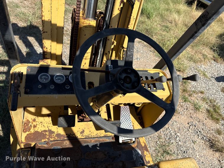 image for item IE9225 Caterpillar T40C forklift