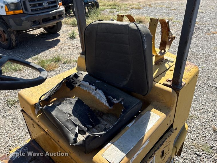 image for item IE9225 Caterpillar T40C forklift